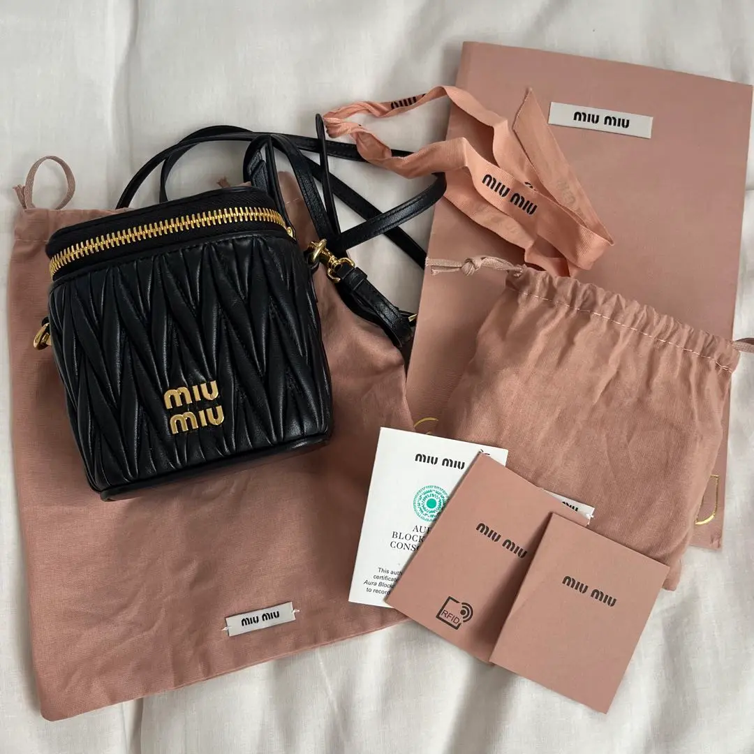 【希少】ミュウミュウ miumiu マテラッセレザーマイクロバッグ シルバー 中古・古着通販】MIU MIU (ミュウミュウ) マテラッセレザー