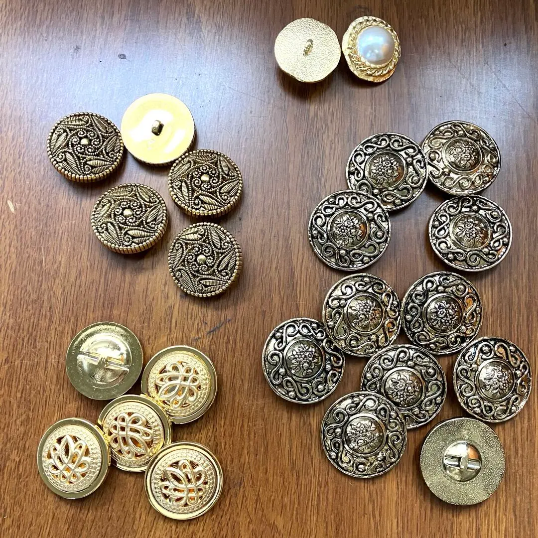 復古⭐️大顆金色鈕扣⭐️四種組合 其一 的縮圖