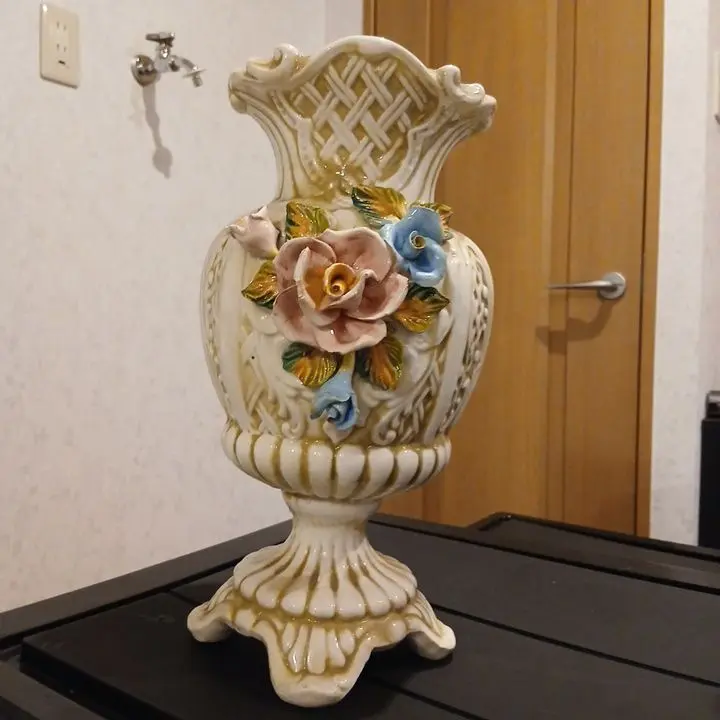 R.CAPODIMONTE イタリア製 多色陶器の女性像浮彫り花瓶 - メルカリ