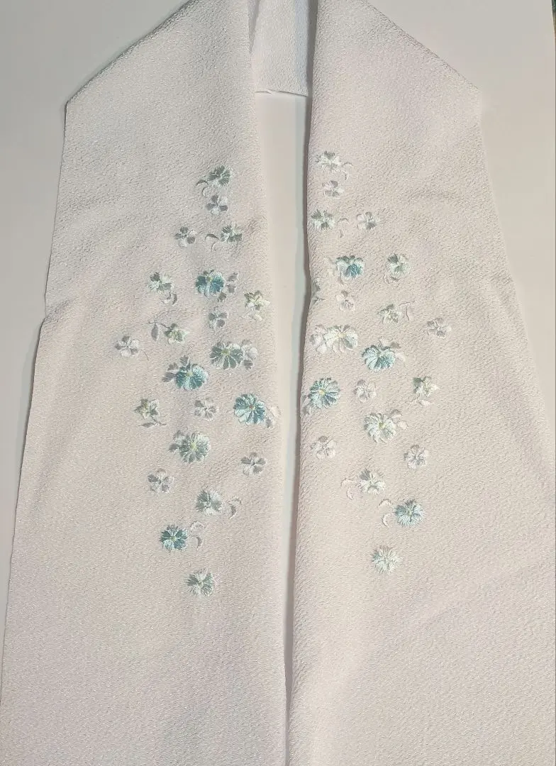 Thumbnail of H襟 (Han-eri) - White with light blue