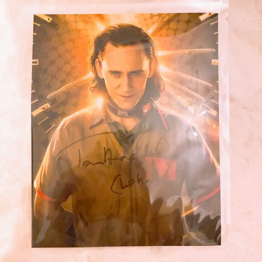 セール中…トム・ヒドルストン直筆サイン入り2Lサイズ写真…Hiddleston トム・ヒドルストン 直筆オートグラフ | オートグラフ（直筆