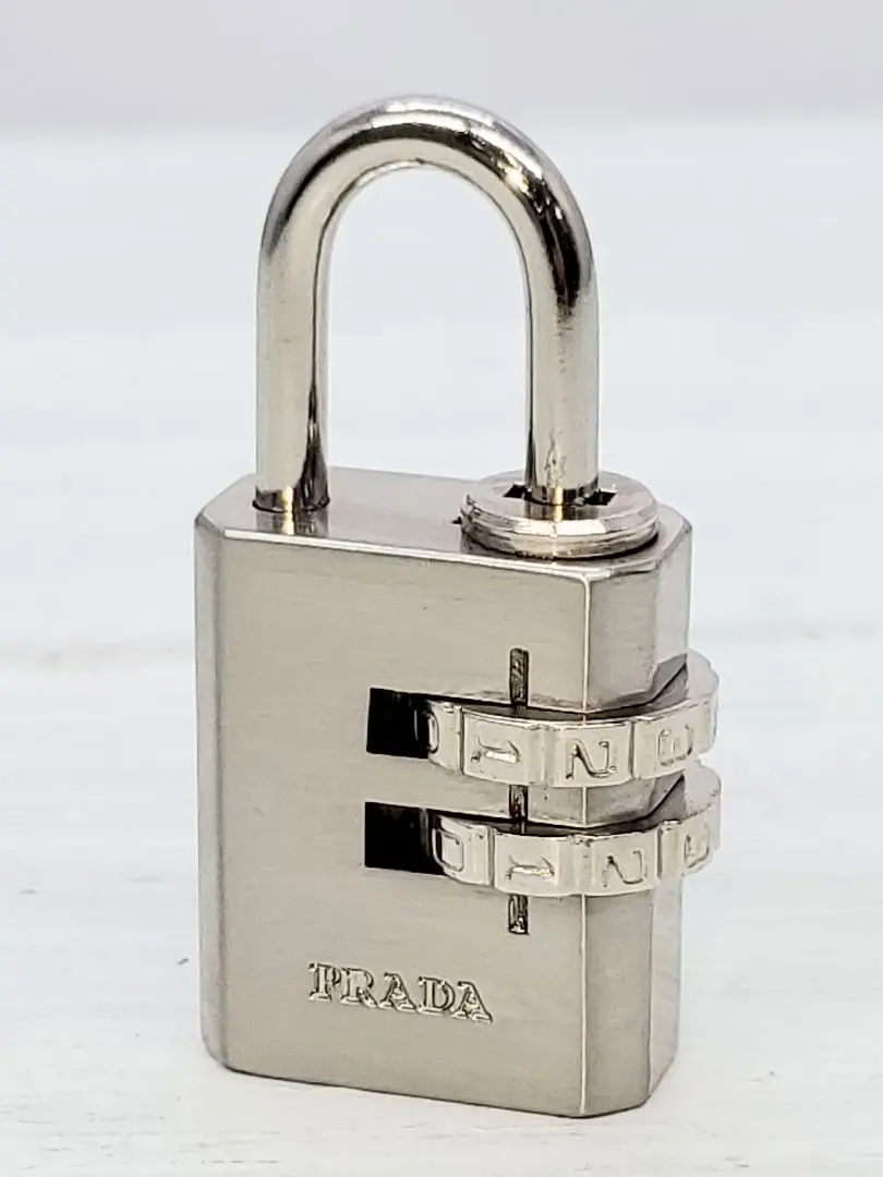 【美品】PRADA プラダ カデナ ゴールドチャーム 南京錠 美品】PRADA プラダ カデナ ゴールドチャーム 南京錠 - メルカリ