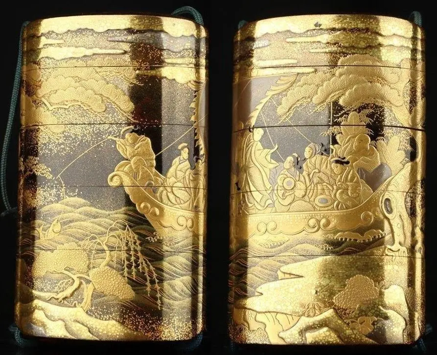 梶川作　金地松に孔雀蒔絵印籠（根付・饅頭） 梶川作 金地松に孔雀蒔絵印籠（根付・饅頭） （蒔絵博物館/作品