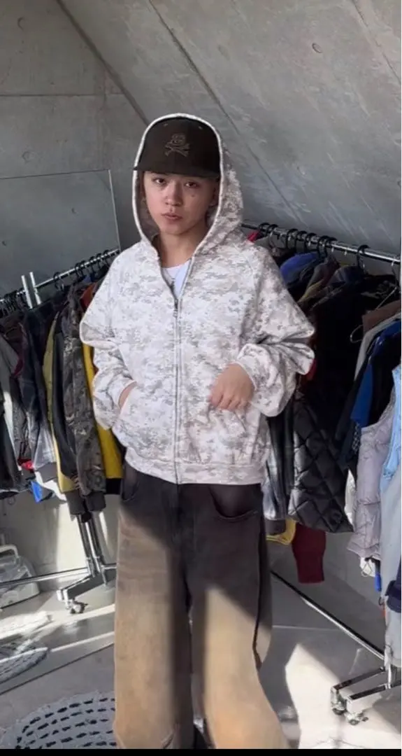 勝君著用 mertra 相似 迷彩花紋 全拉鍊 連帽外套 的縮圖