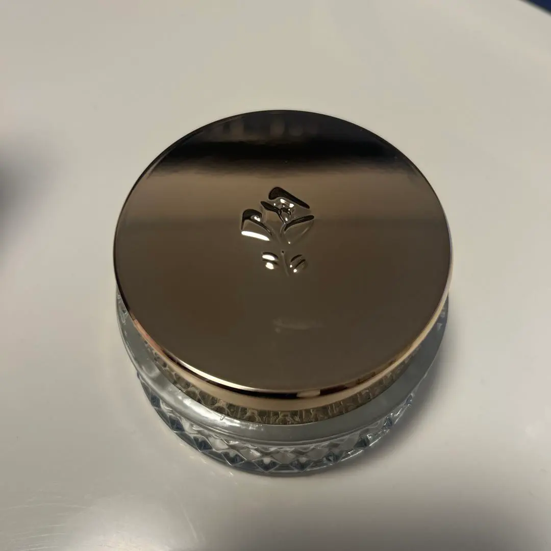 絕對完美精華粉餅　榮獲最佳化妝品獎 的縮圖