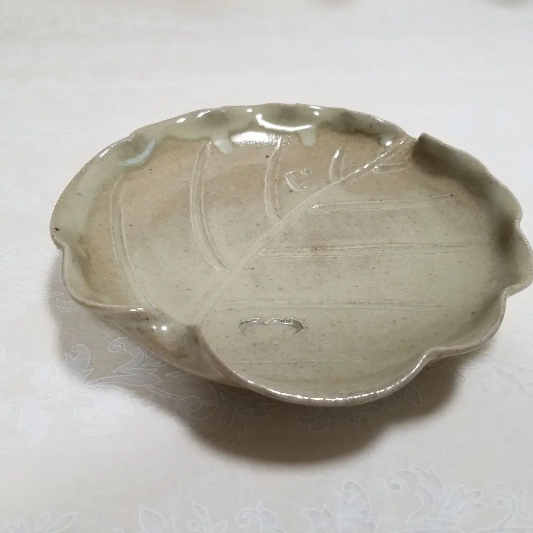 Thumbnail of Akahada-yaki Leaf Dish