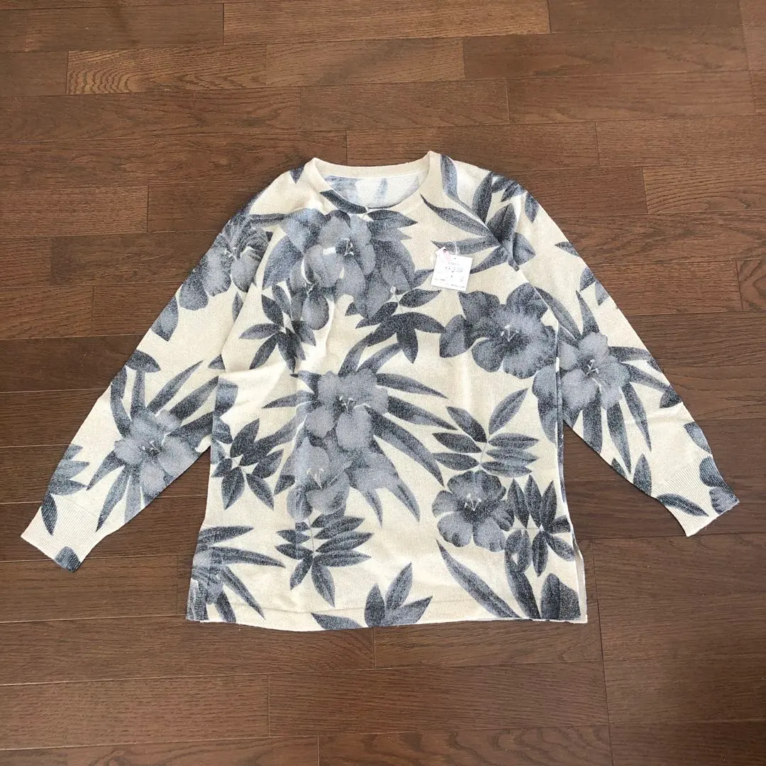 Thumbnail of Purchased at Daimaru Department Store. 95% wool, floral design long-sleeved knit sweater, relaxed fit, hibiscus.