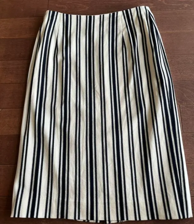 Thumbnail of DONEEYU's knee-length tight skirt in white and navy stripes ♫