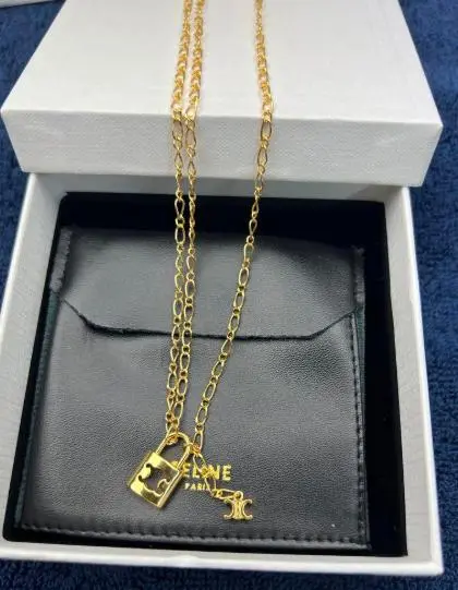 【原価ぶっ壊し割引】ラージトリオンフロックネックレス ロゴがオシャレ☆】CELINE トリオンフ ロック ネックレス