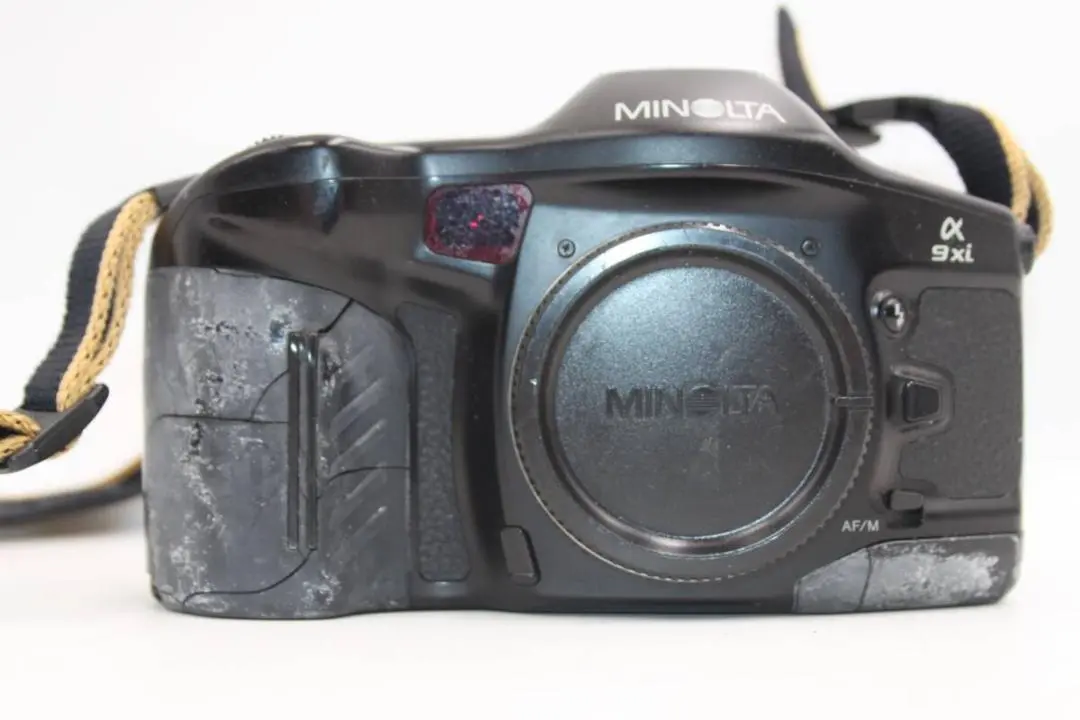 MINOLTA a9Xi + 100-300mm フィルムカメラ 【作例あり】 なで肩のデザインが可愛いフィルムカメラ「MINOLTA α-9xi」