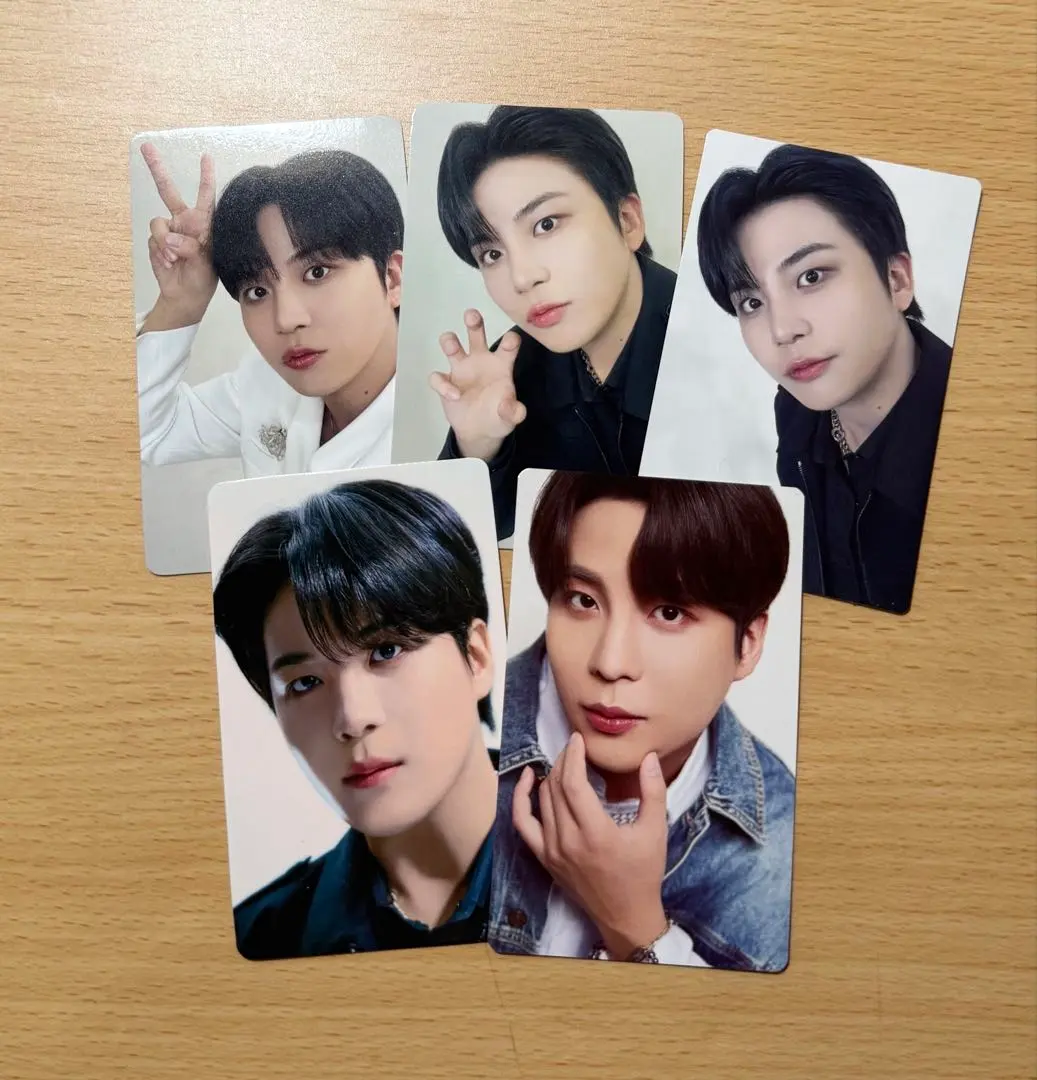 Thumbnail of ATEEZ Jongho trading card