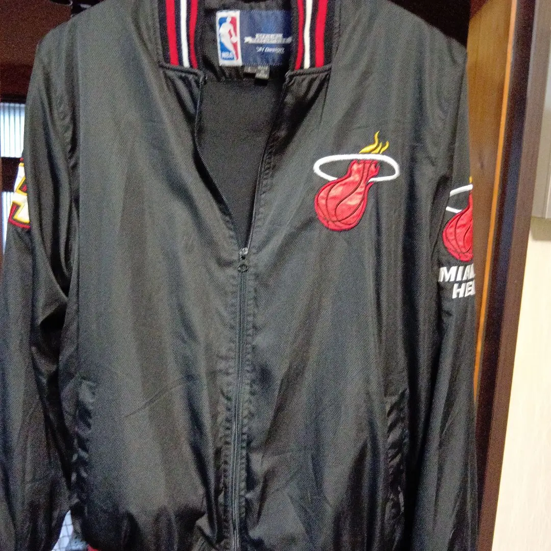 【★NBA×ヒート】3XL〜程度 背面デカロゴ トラックジャケット リブジャージ ☆NBA×ヒート】3XL〜程度 背面デカロゴ トラックジャケット リブ