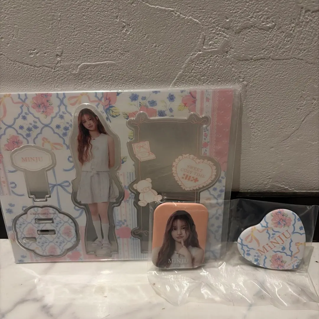 Thumbnail of MINJU Acrylic Stand Set