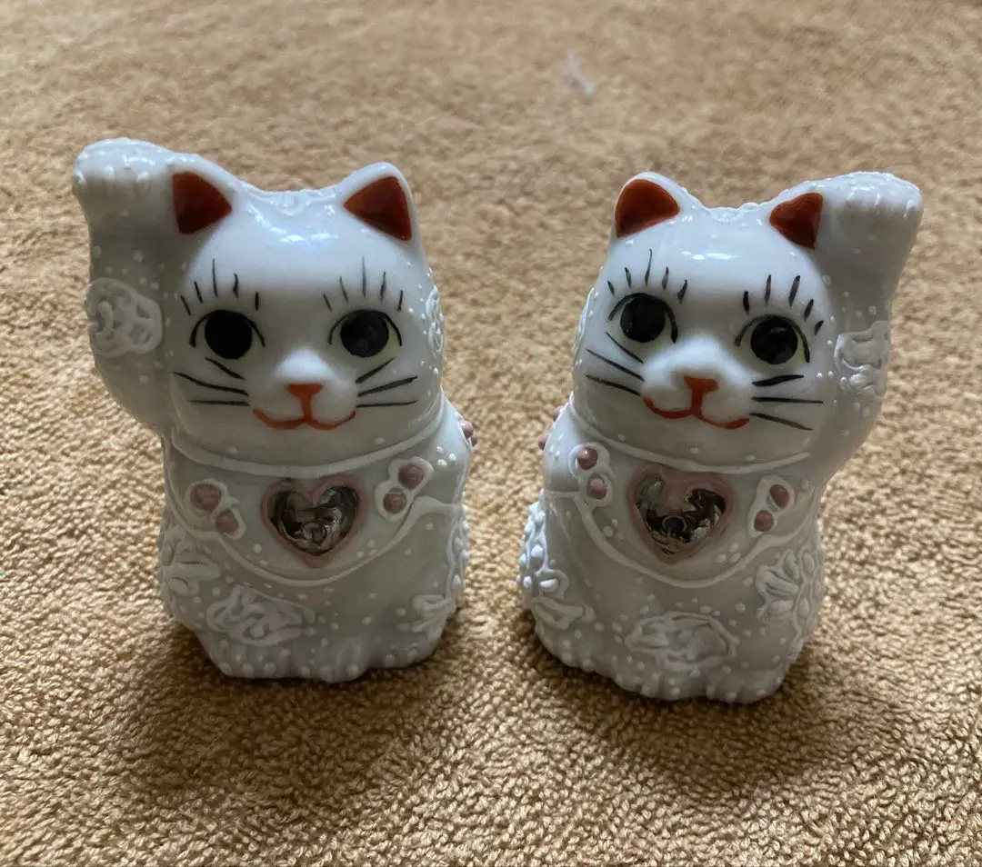 九谷　招き猫　ペア　アンティーク 九谷焼 開運 招き猫 置物 ペア ピンク盛(台/敷物/立札付き) : 和