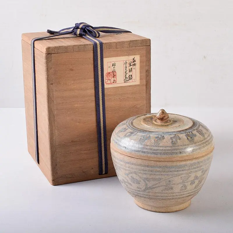 中国古美術・旧蔵の三彩陶磁器、力士が太鼓を携えたもの