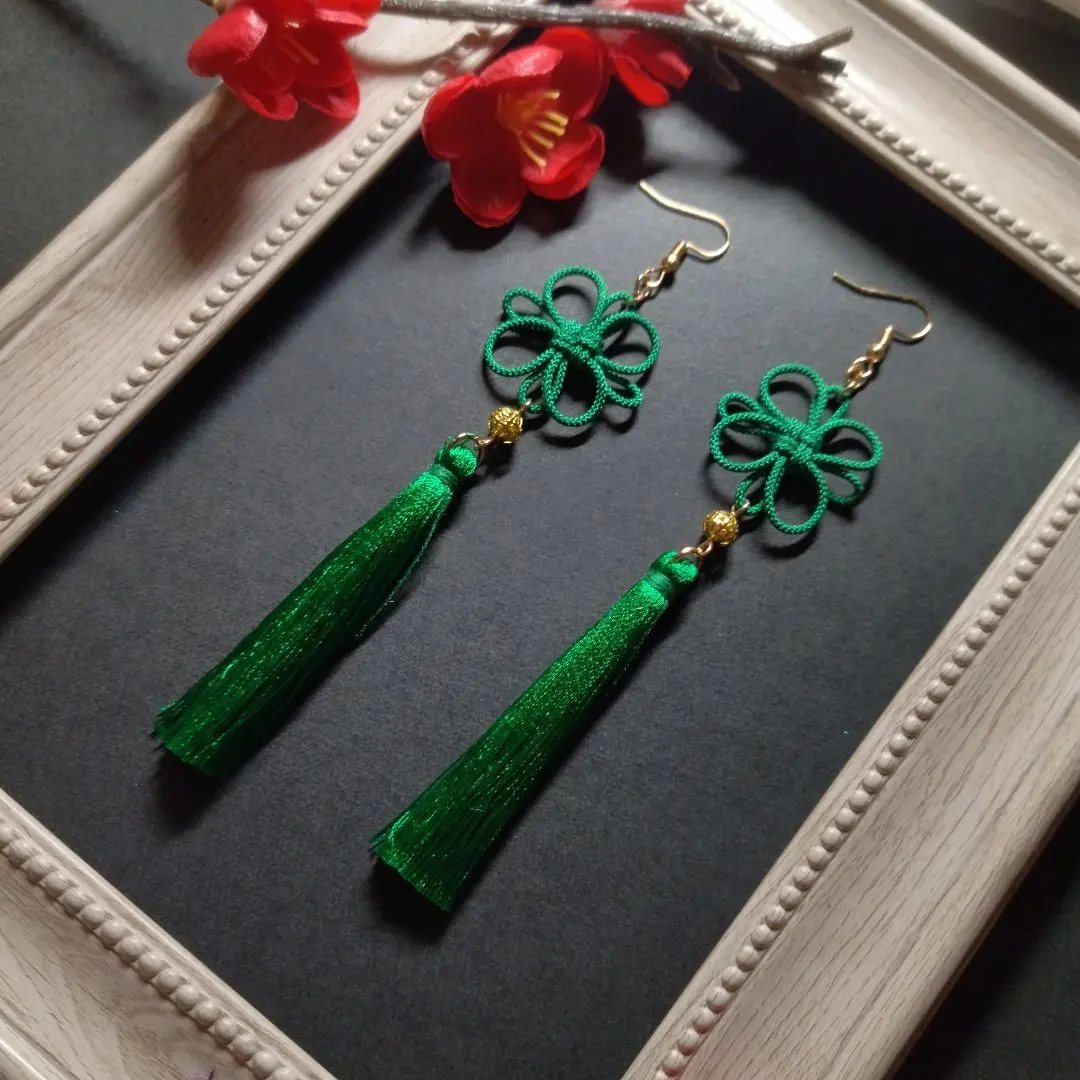 Thumbnail of Japanese-style earrings/earrings with gold beads, auspicious knot, and tassel (green)