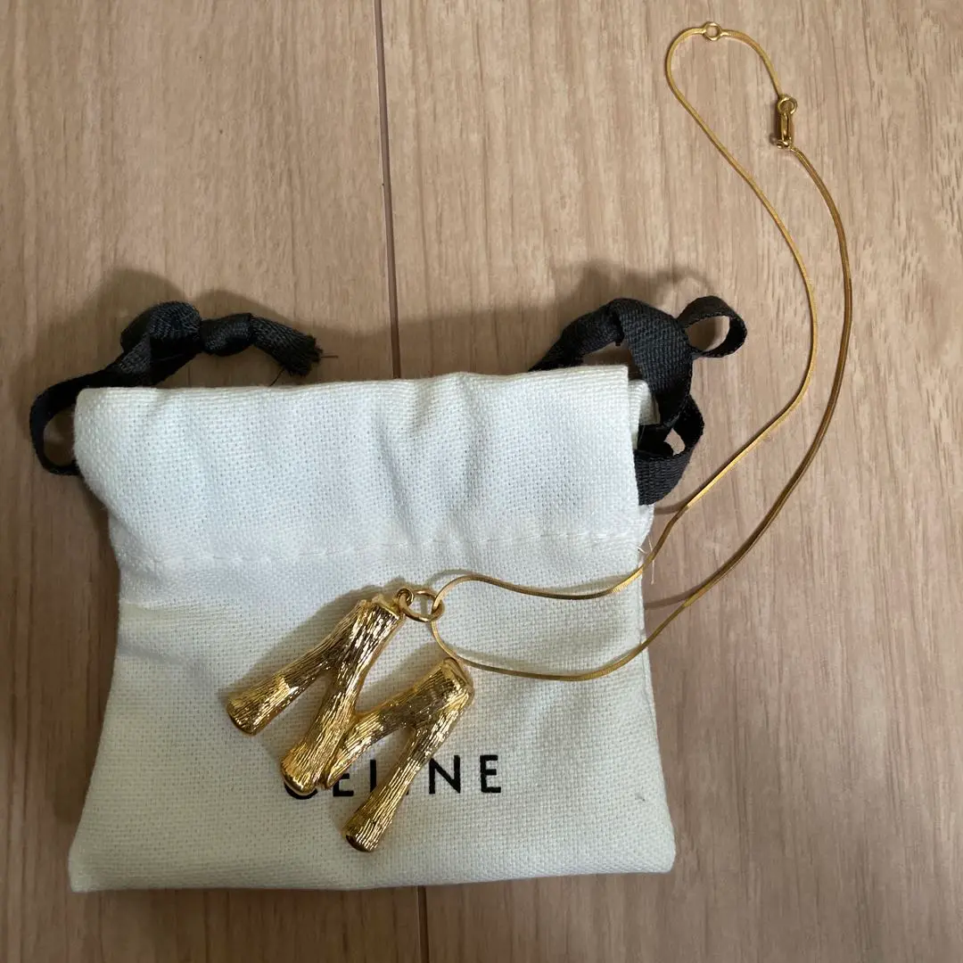 最終値下げ　 CÉLINE フィービー期アルファベットチャーム　スモールW 限定価格celine アルファベットチャームスモール