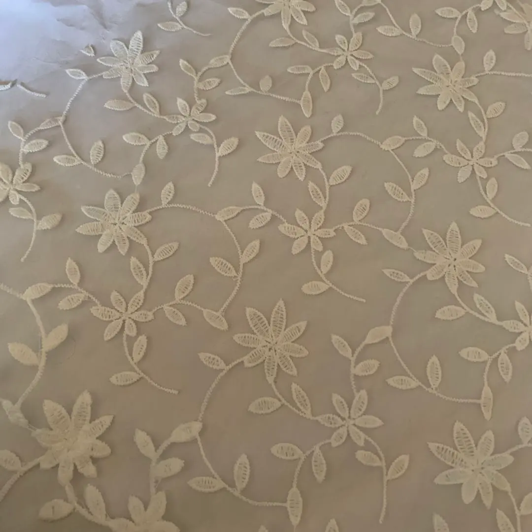 白色花卉刺繡蕾絲布料 約長1米5厘米 約寬1米5厘米 的縮圖