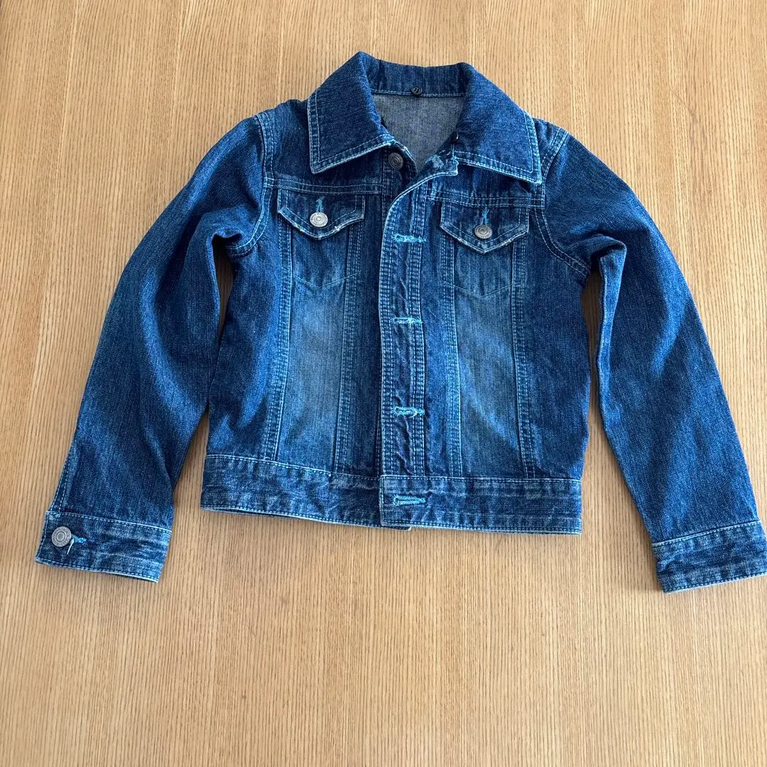 深色牛仔外套 的縮圖