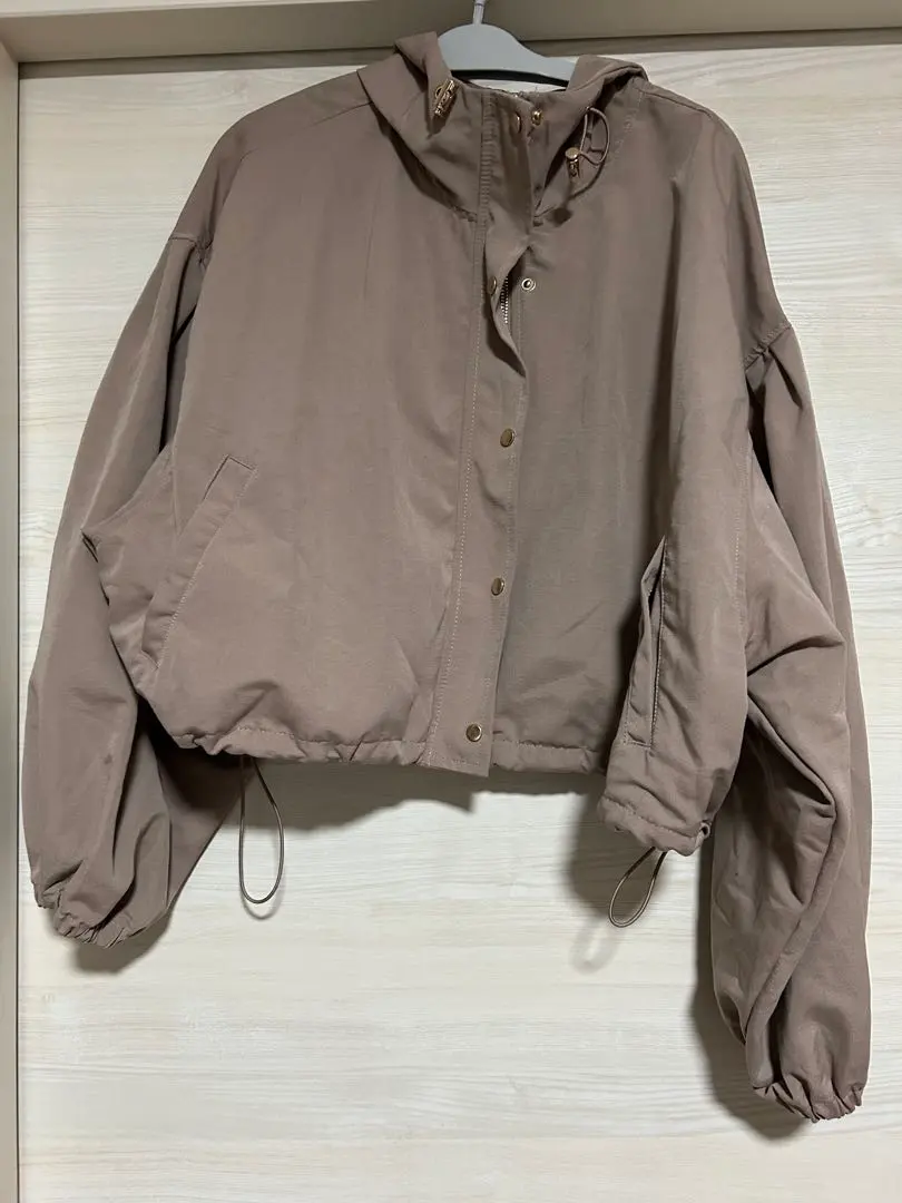 Thumbnail of Beige hooded cropped mountain parka