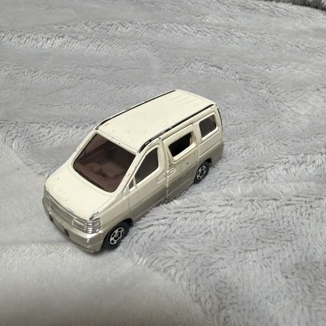 Thumbnail of Tomica Nissan Elgrand 1998