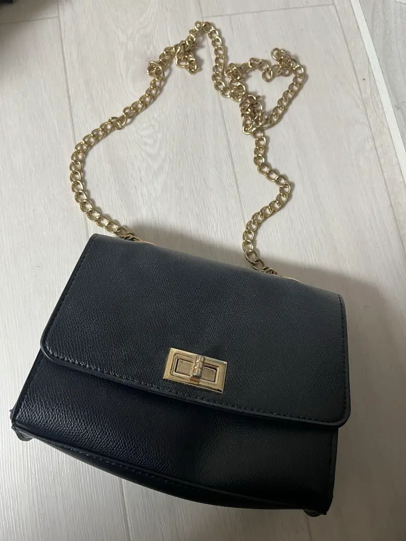 黑色肩背包，配金色鏈條 的縮圖