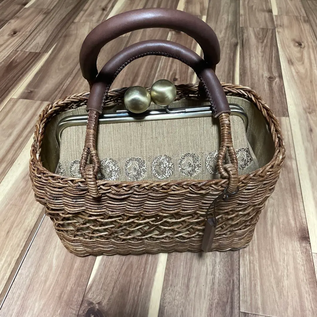 山葡萄のかごバッグ　山ぶどう　かごや　取っ手がパタン　ころんとした形がかわいい 山葡萄のかごバッグ山ぶどうかごや取っ手がパタンころんとした形