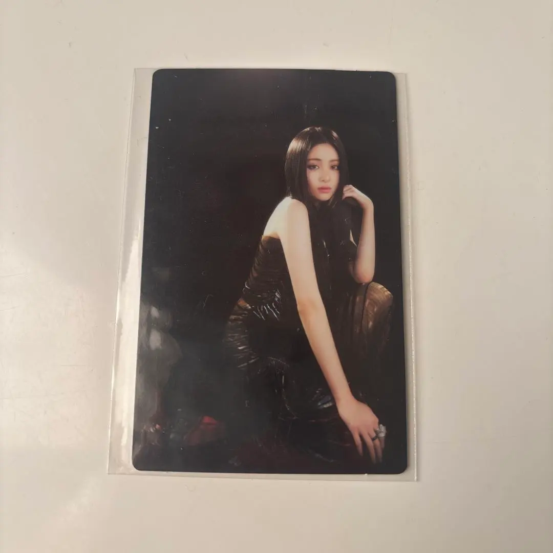 Thumbnail of LE SSERAFIM Yunjin EASY CRAZY HOT Trading Card 07