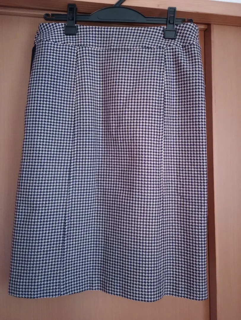 Thumbnail of INED Houndstooth Pattern Tight Skirt Size 2