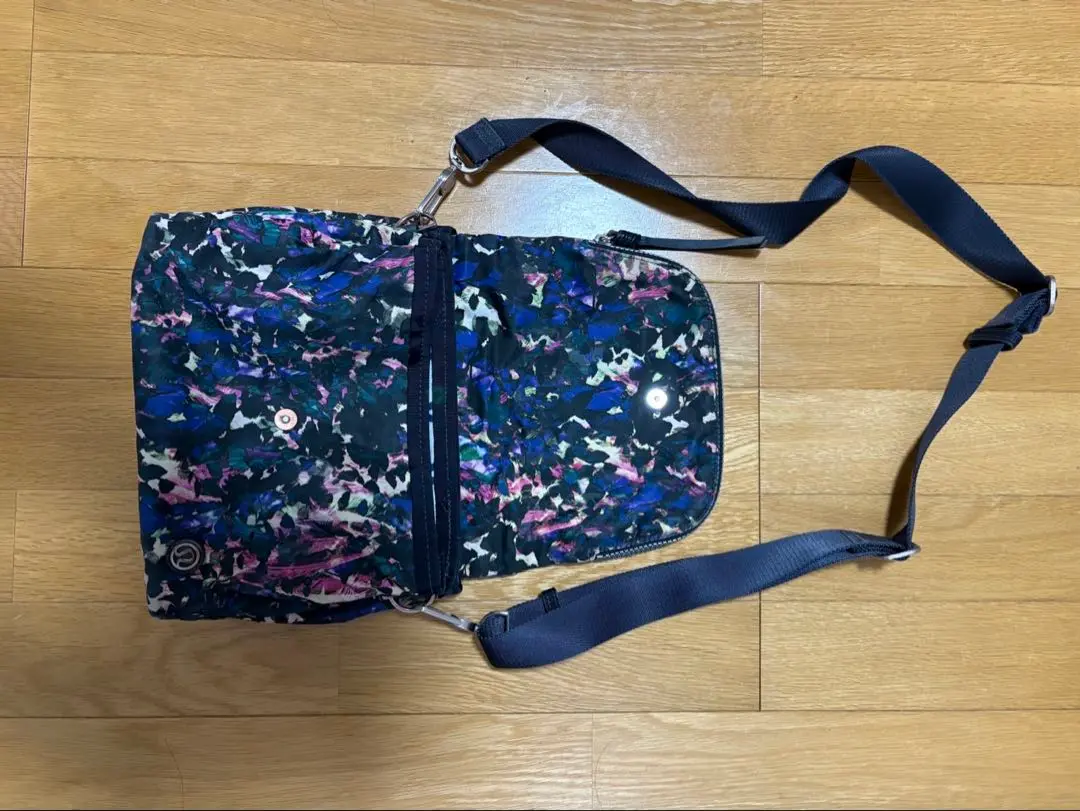 lululemon ベージュ ショルダーバッグ サコッシュ lululemon ベージュ ショルダーバッグ サコッシュ - メルカリ