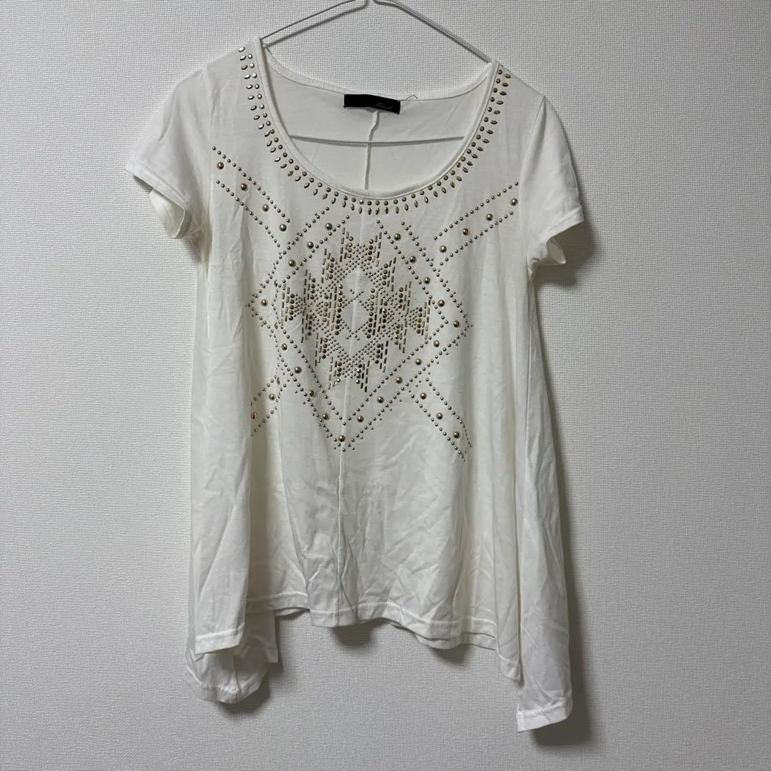 白色上衣 的縮圖