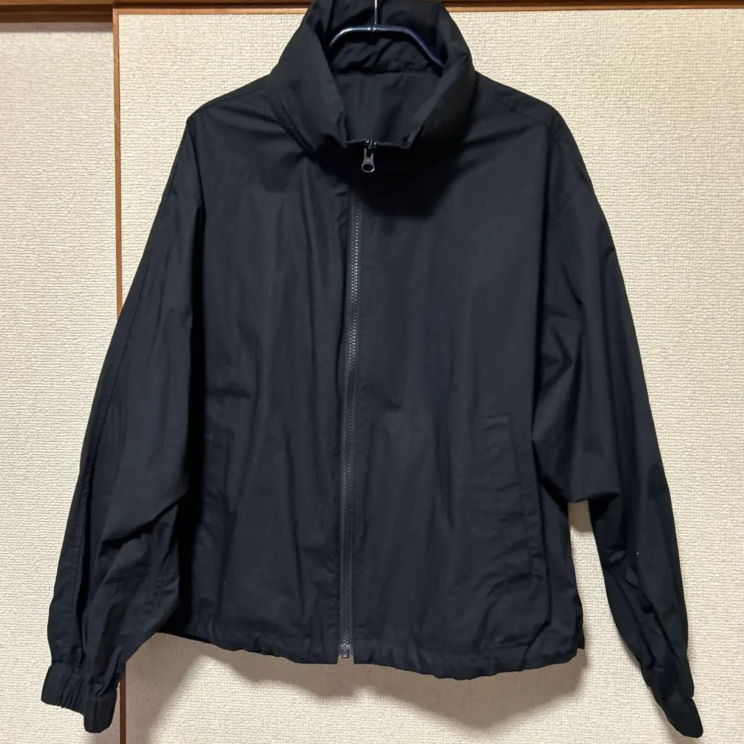 優衣庫黑色連帽外套 的縮圖