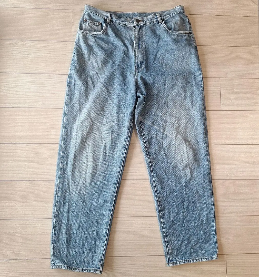 淺藍色直筒牛仔褲 的縮圖