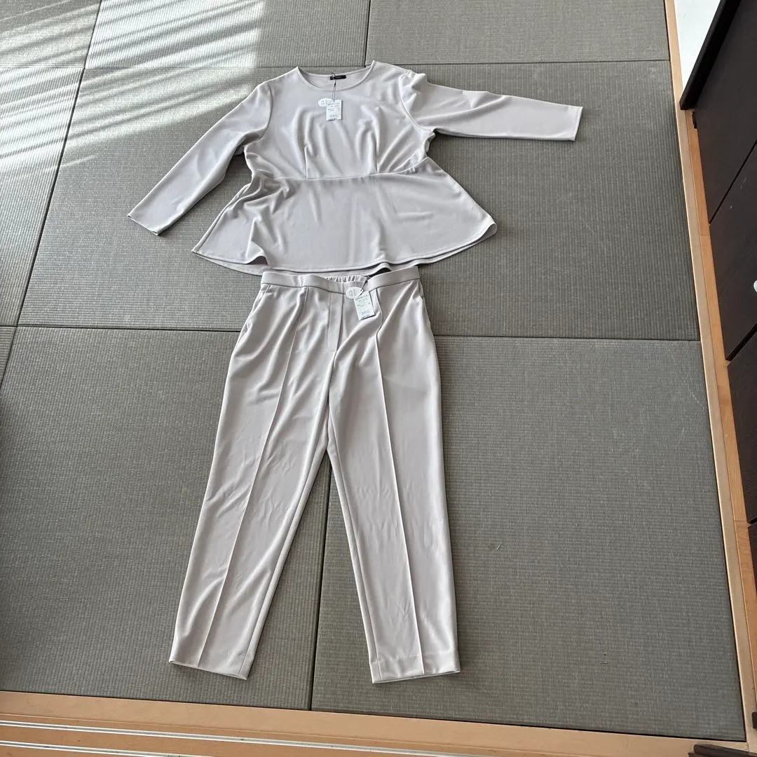 Thumbnail of Light gray set-up: top and pants