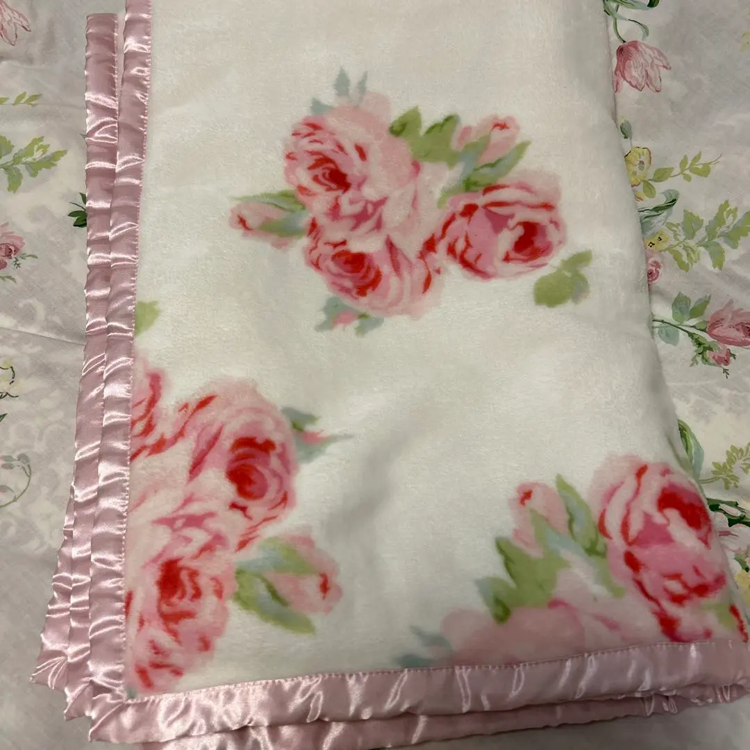 ローラアシュレイ　クチュールローズ　ハーフブランケット　美品 LAURA ASHLEY（毛布）のフリマアイテム一覧
