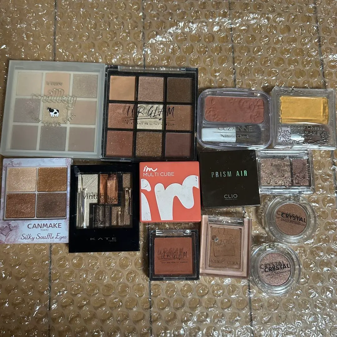 Thumbnail of Eyeshadow, blush, 13 items in a bundle, selling as a set