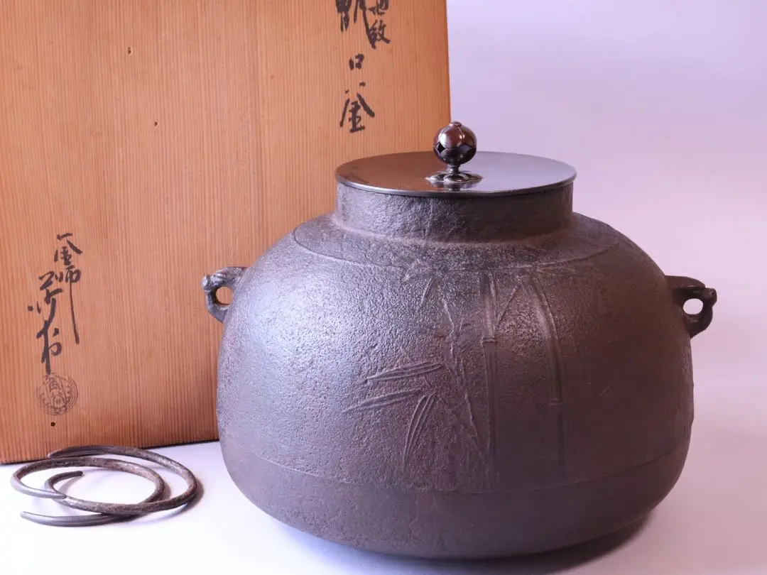 そら釜師　角谷莎村作　鬼面切合釜　鉄釜　風炉　共箱　D　R4868C そら様専用釜師 角谷莎村作 鬼面切合釜 鉄釜 風炉 共