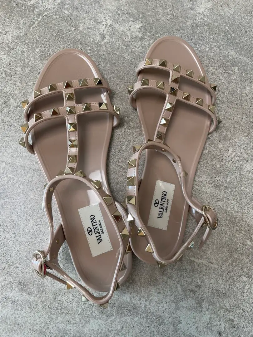 ♦VALENTINO♦ロックスタッズラバーフラットサンダル ロックスタッズ ラバー フラットサンダル for ウィメンズ インチ