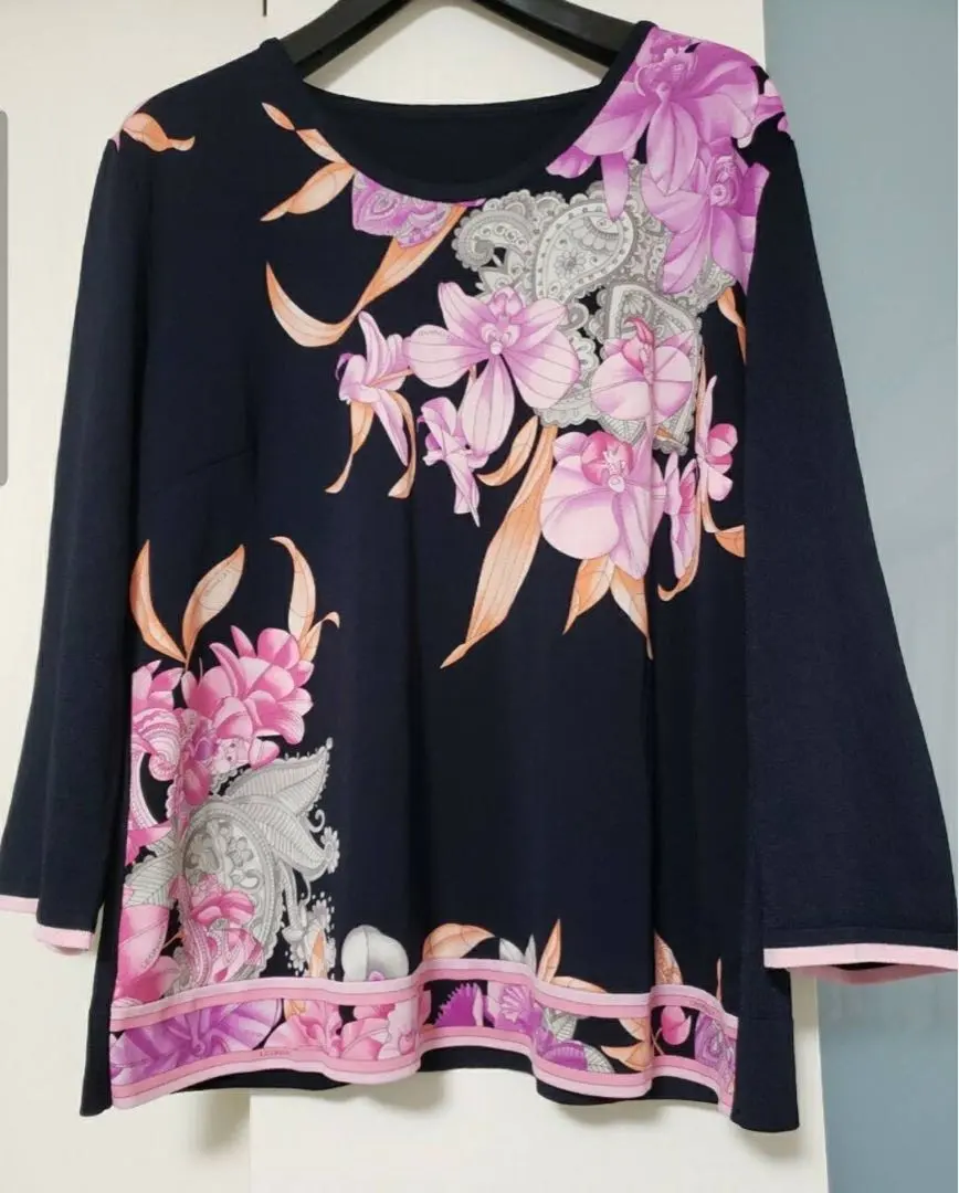 Thumbnail of ☆Excellent Condition☆ LEONARD Navy Blue 3/4 Sleeve Sweater Size 42