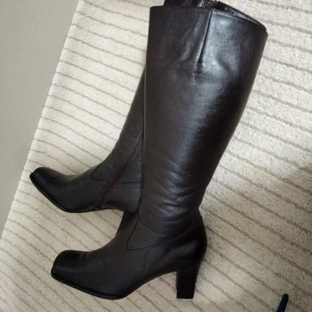 深棕色皮革長靴 的縮圖