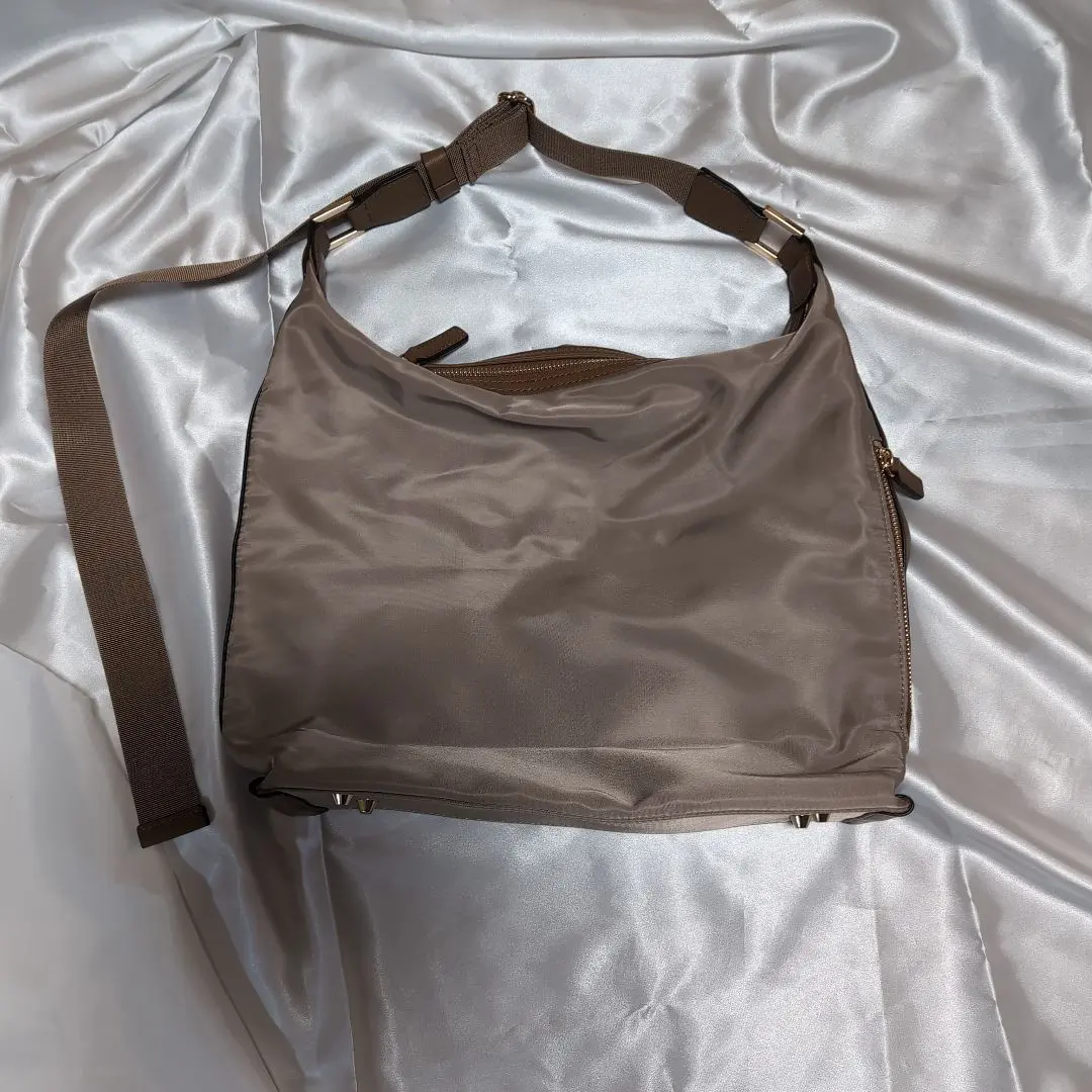 棕色 尼龍 肩背包 的縮圖