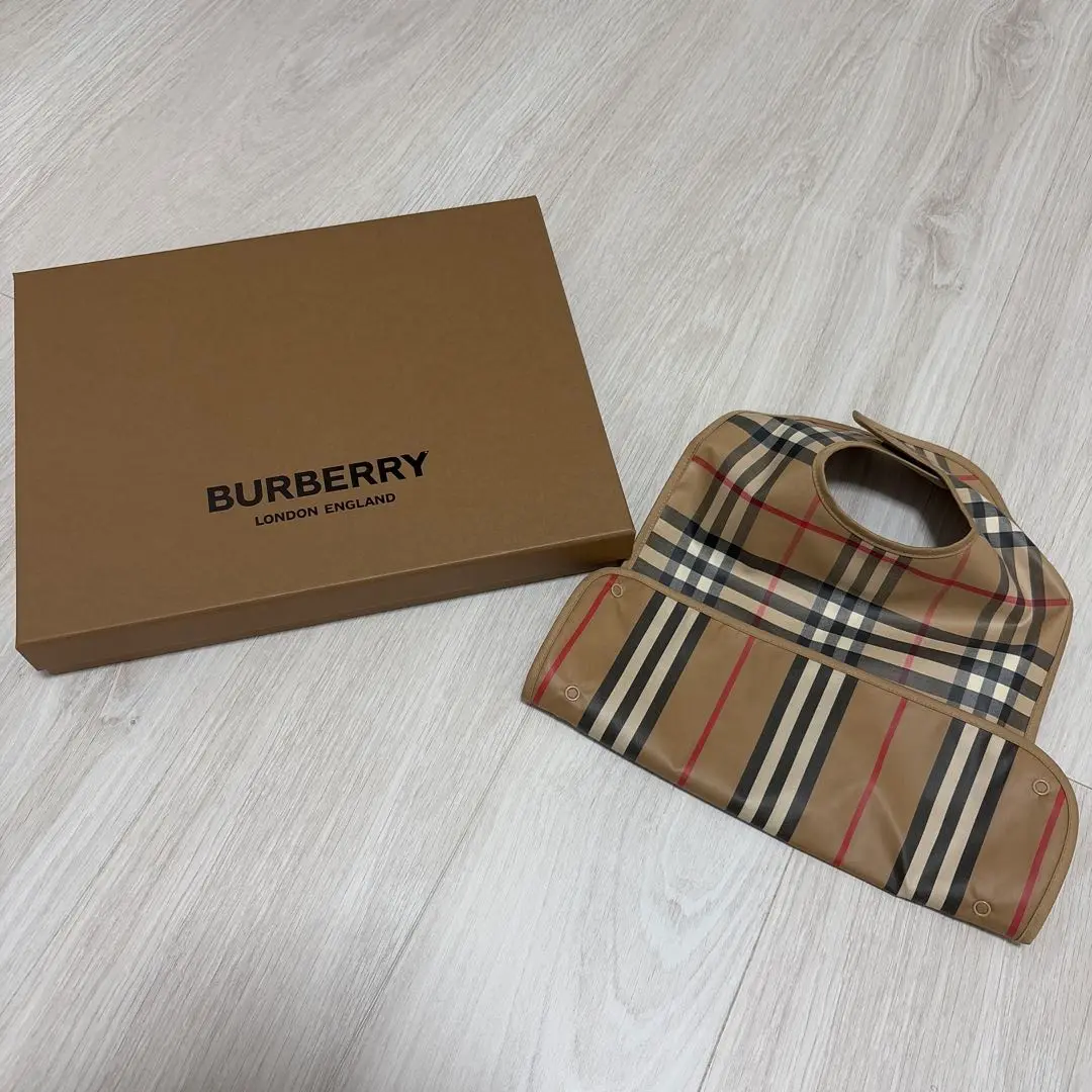 【新品】BURBERRY チェック柄　お食事エプロン 2025年最新】BURBERRY お食事エプロンの人気アイテム - メルカリ