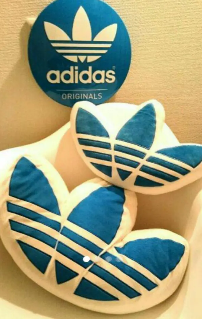 かわいい！ 2025年最新】adidasクッション非売品の人気アイテム - メルカリ クッション・座布団