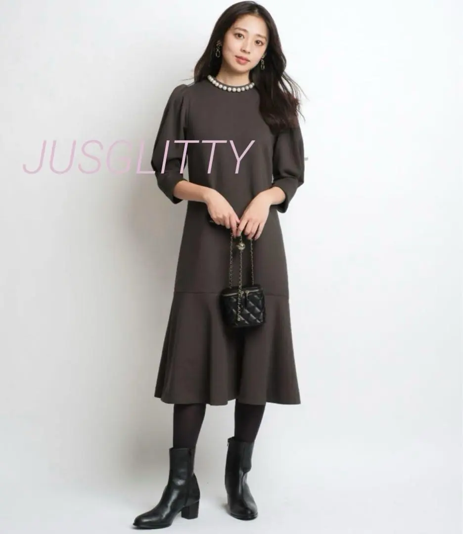 Thumbnail of JUSGLITTY Original Price: ¥25,300 Pearl-Embellished Cardboard Knit Mini Dress