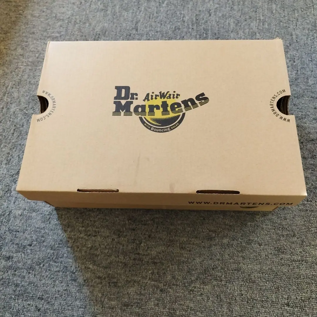 Dr.Martens 箱 Dr. Martens ロゴ入り段ボール箱（靴箱） - メルカリ