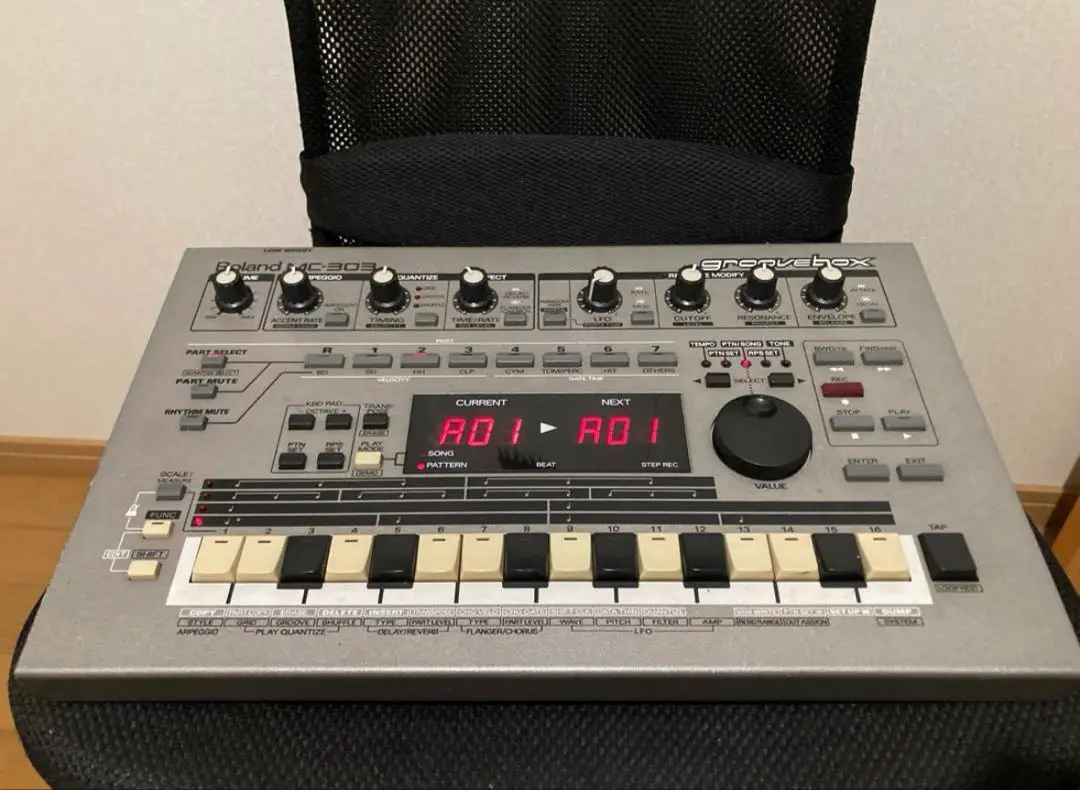 Roland MC-303 シンセサイザー なつかし楽器道場'96年 シーケンサー「Roland MC-303」- e楽器屋.com