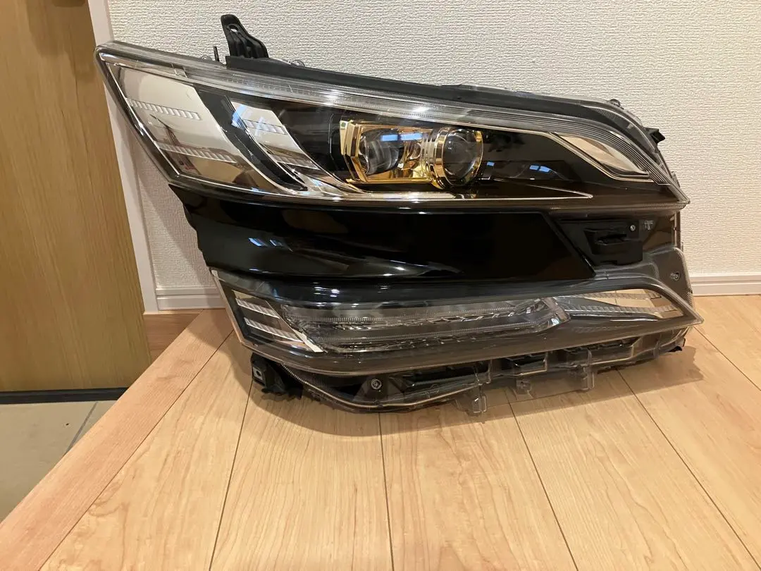 トヨタ　ヴェルファイア30前期　ゴールデンアイズ　ヘッドライト(右)運転席側 ヴェルファイア 202-1064-S☆美品 前期 LED☆30 ヴェルファイア