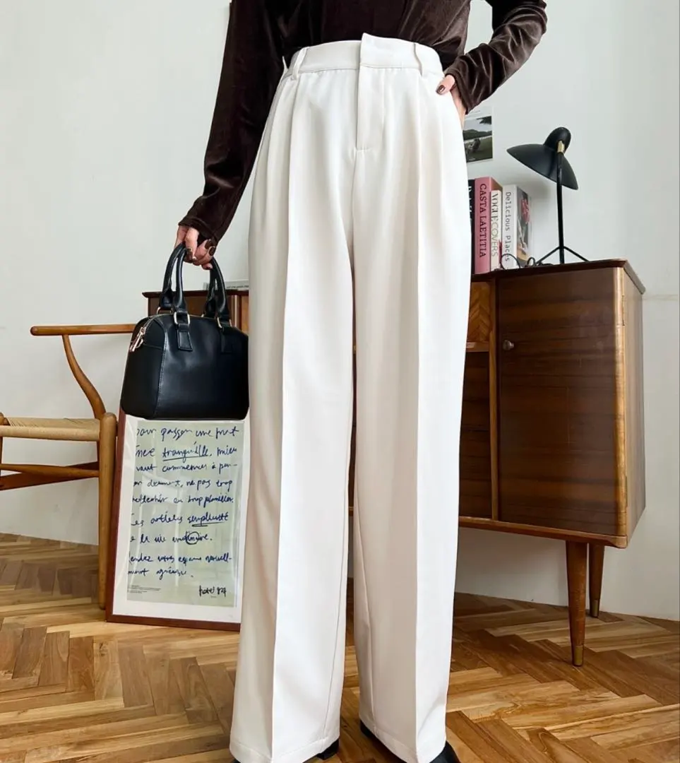 Thumbnail of Two-tuck slacks moment+