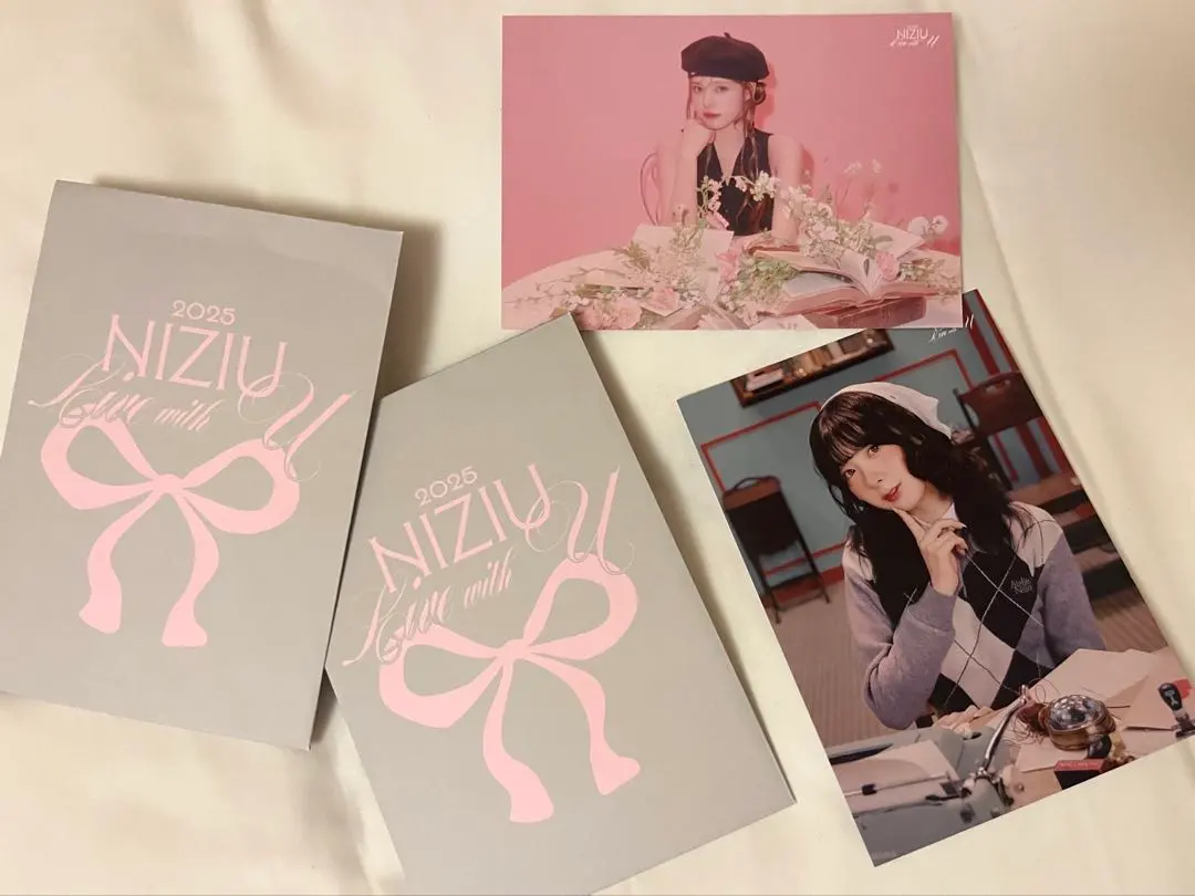 Thumbnail of NiziU random trading cards, 2 pieces