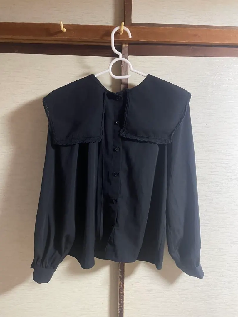 大翻領黑色長袖襯衫 的縮圖